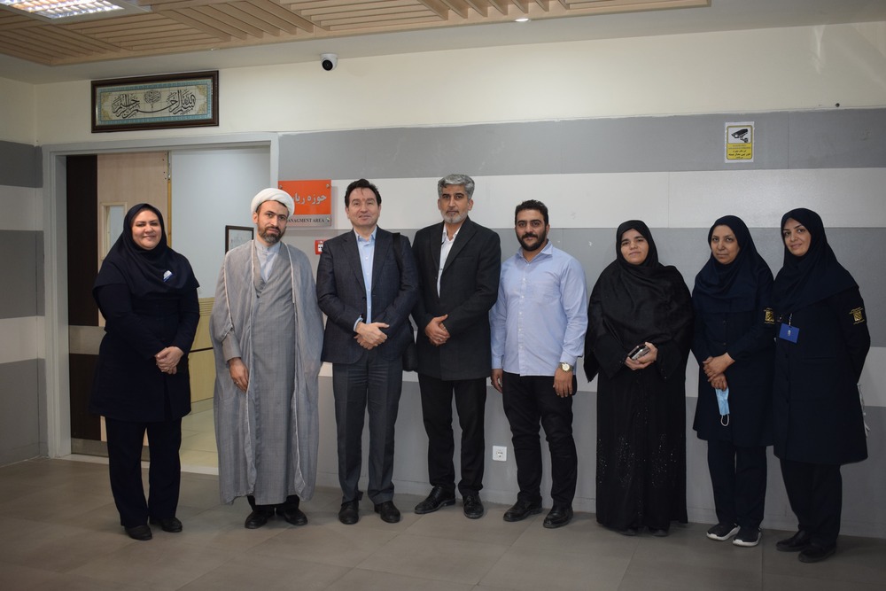 بازدید مسئولان بیمارستان از بخش‌ها به مناسبت گرامیداشت ولادت حضرت فاطمه زهرا (س) و روز زن