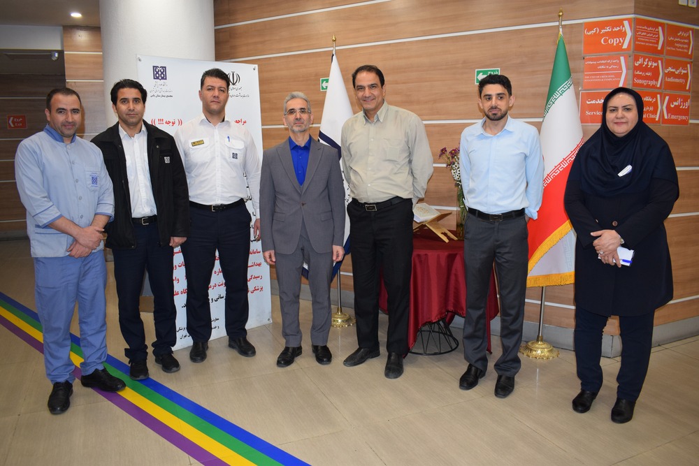 بازدید نوروزی مدیر و مدیر پرستاری مجتمع بیمارستانی یاس از بخش‌های بیمارستان در اولین روز بهار ۱۴۰۵